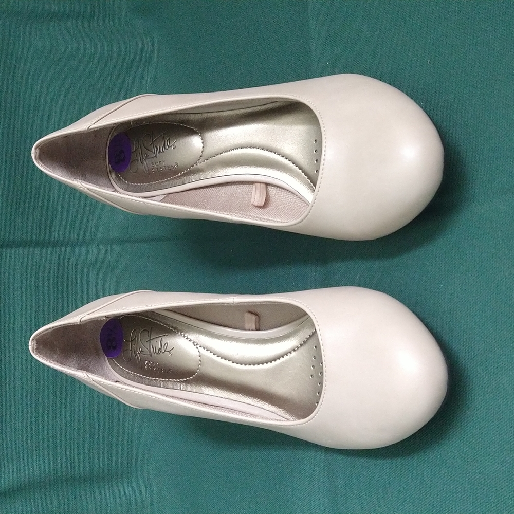 Life Stride 2" high heel shoes size 8.5
